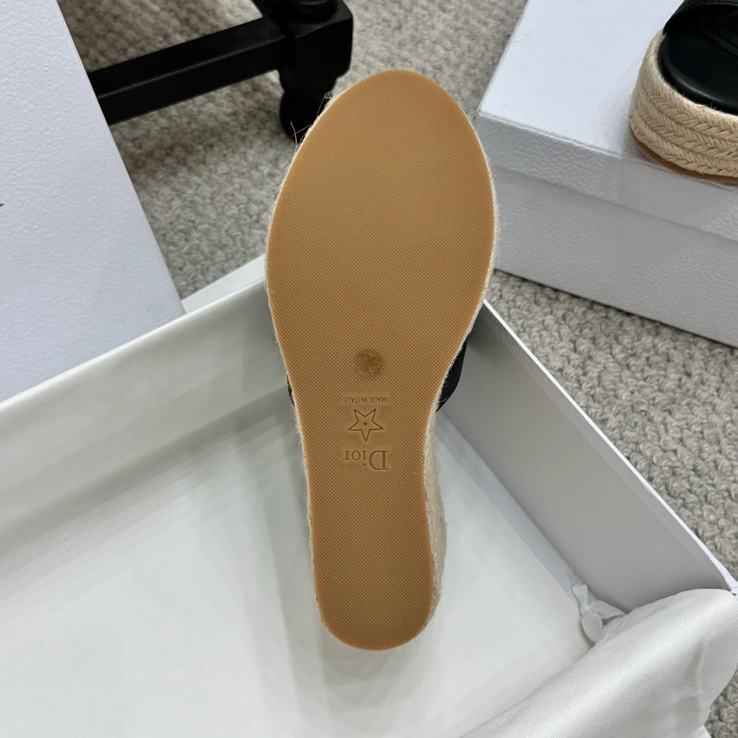 👟👟Ex-factory price 520👟👟 Increased height version✅🇨🇳 🇨🇳Dior 25ss summer high version new sandals. Simple and super versatile. Perfect and luxurious on the feet, can be matched with any spring and summer clothes. The foot feels even more comfortable! The material is a perfect replica of the original. Original disassembly and molding. ✅❶Material: original customized cowhide ✅❷Inner: original customized sheepskin ✅❸Foot: original customized sheepskin ✅❹Outsole: original woven wedge outsole ✅❺Heel height: 9.5cm ✅❻Packaging: original full set of packaging ✅❼Number: 35-41